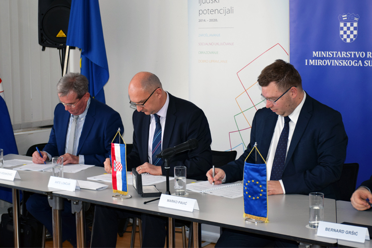 Slika /slike/Vijesti/EU projekti/ESF_potpis2.jpg